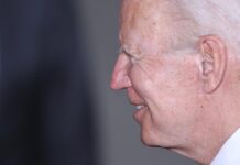 Biden lehnt Rückzug ab – und verwechselt Harris mit Trump