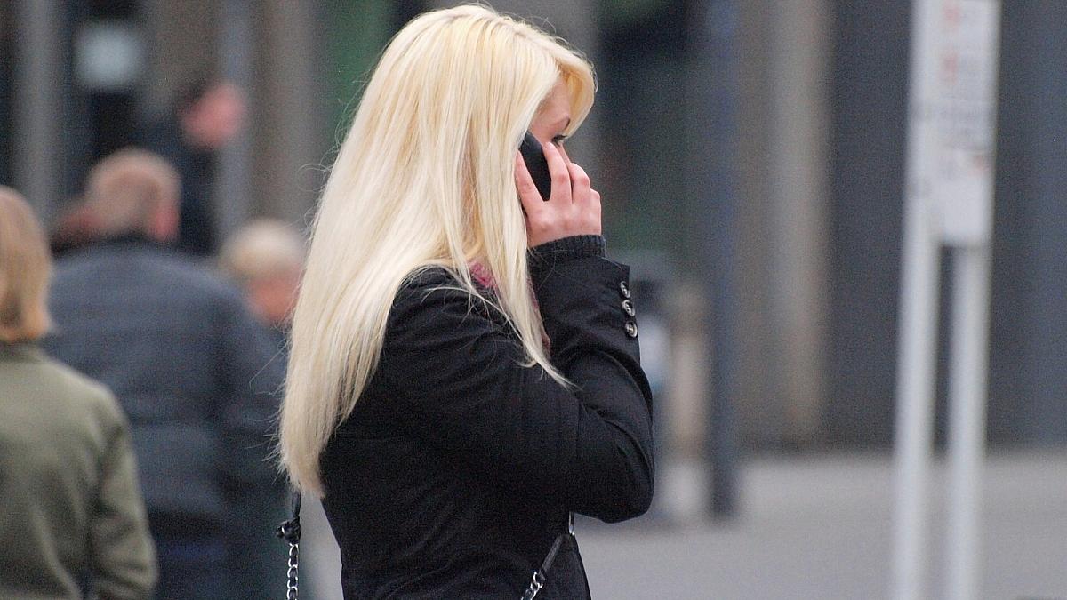 Blonde Frau mit Telefon (Archiv), via dts Nachrichtenagentur