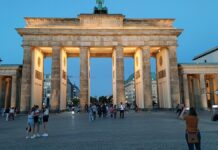 Montag um 0 Uhr wird am Brandenburger Tor gekifft