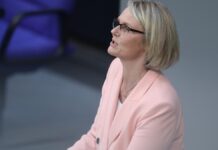 Karliczek für Senkung der Luftverkehrssteuer