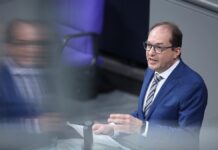 Asyl: Dobrindt drängt auf "Drittstaatenmodell" Asyl: Dobrindt drängt auf "Drittstaatenmodell"