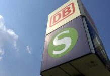 Nach Kritik: Bahn lässt Papier-Fahrpläne an Bahnsteigen hängen