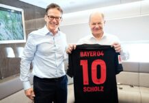 Scholz lässt sich mit Leverkusen-Trikot ablichten