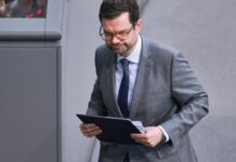 Buschmann skeptisch bei Politiker-Stalking als Straftatbestand