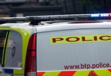 Autofahrer fährt bei Liverpooler Meisterparade in Menschenmenge