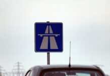 Lies hält an umstrittenen Autobahnprojekten fest