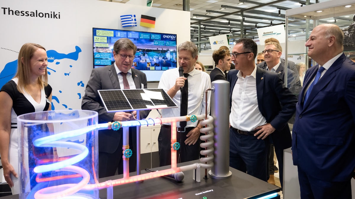 Technologien Auf der TIF tauschten sich die Forschenden des KIT unter anderem mit Robert Habeck, Bundesminister für Wirtschaft und Klimaschutz, und Cem Özdemir, Bundesminister für Ernährung und Landwirtschaft, aus. (ausf. BU am Textende, Foto: LMI)