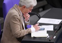 Strack-Zimmermann stellt fast 2.000 Anzeigen wegen Beleidigung