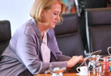 Familienministerin sieht Einsamkeit als Gefahr für die Demokratie