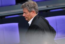 Umfrage: Deutsche finden Robert Habeck nett, aber inkompetent Umfrage: Deutsche finden Robert Habeck nett, aber inkompetent