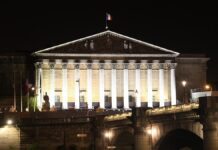 Frankreichs Parlament stürzt Regierung durch Misstrauensvotum