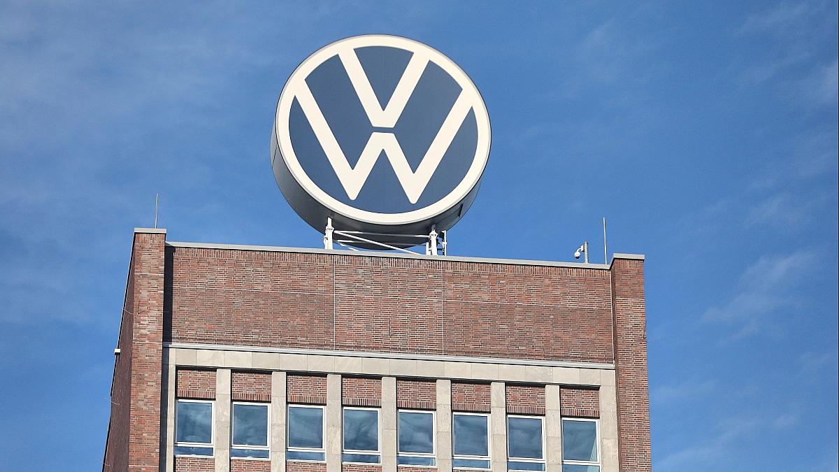 Wirtschafstweise Schnitzer befürwortet Einschnitte bei VW