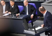 Kanzlerkandidaten liefern sich Schlagabtausch im Bundestag