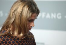 Anke Engelke gibt sich im Ausland als Lehrerin aus