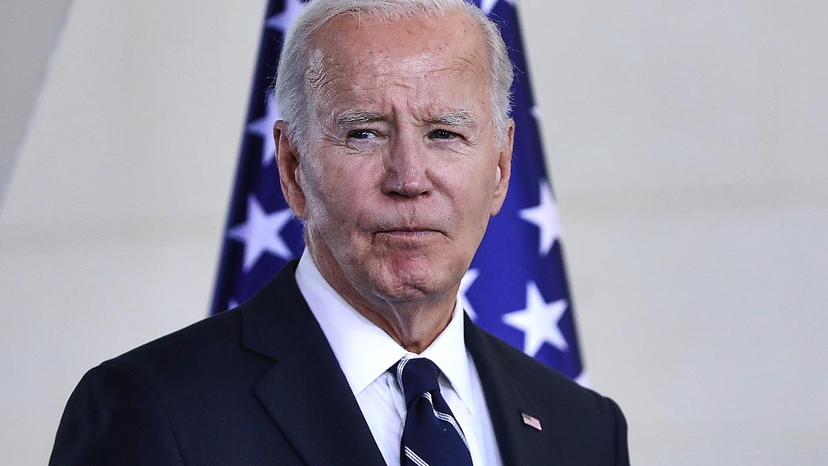 Brände bei LA wüten weiter - Biden ruft Katastrophenfall aus