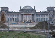 Vertrauen in politische Institutionen weiter gesunken