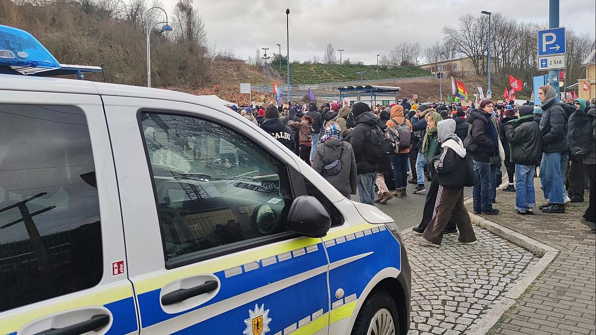 Linken-Abgeordneter wirft Polizei in Riesa "Frontalattacke" vor