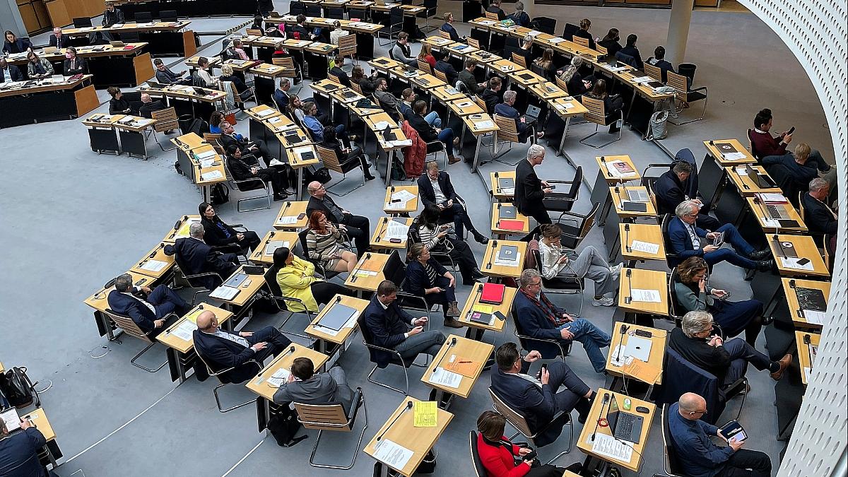 Auschwitz-Rede: Abgeordnete wenden AfD-Politiker den Rücken zu