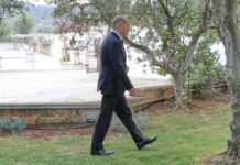 Modekritiker findet Scholz` Hosen zu eng