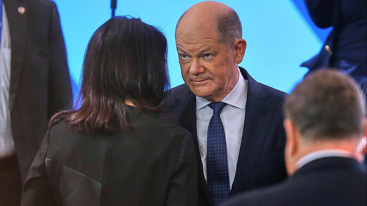 Baerbock kritisiert Scholz: "Es wären weniger Menschen gestorben"