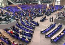 Zusatzsitzung: Schwesig fürchtet Aufspaltung von Schuldenpaket