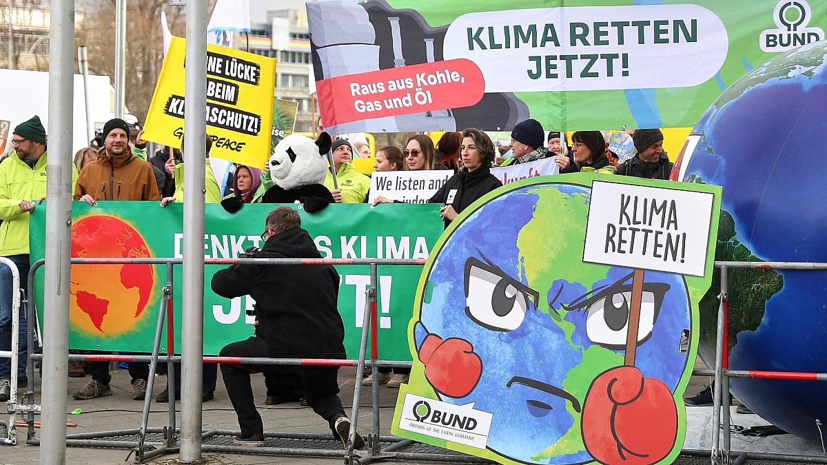 Klimaschützer demonstrieren zum Start der Koalitionsverhandlungen