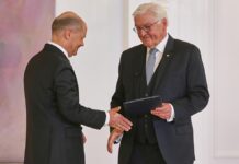 Steinmeier überreicht Scholz Entlassungsurkunde