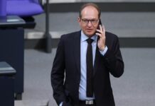 Dobrindt: Keine dienstrechtlichen Konsequenzen für Beamte aus AfD Dobrindt: Keine dienstrechtlichen Konsequenzen für Beamte aus AfD