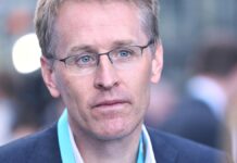 Günther fordert Merz zu AfD-Verbotsverfahren auf Günther fordert Merz zu AfD-Verbotsverfahren auf