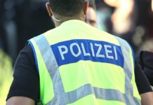 Auto fährt in Stuttgart in Menschengruppe Auto fährt in Stuttgart in Menschengruppe