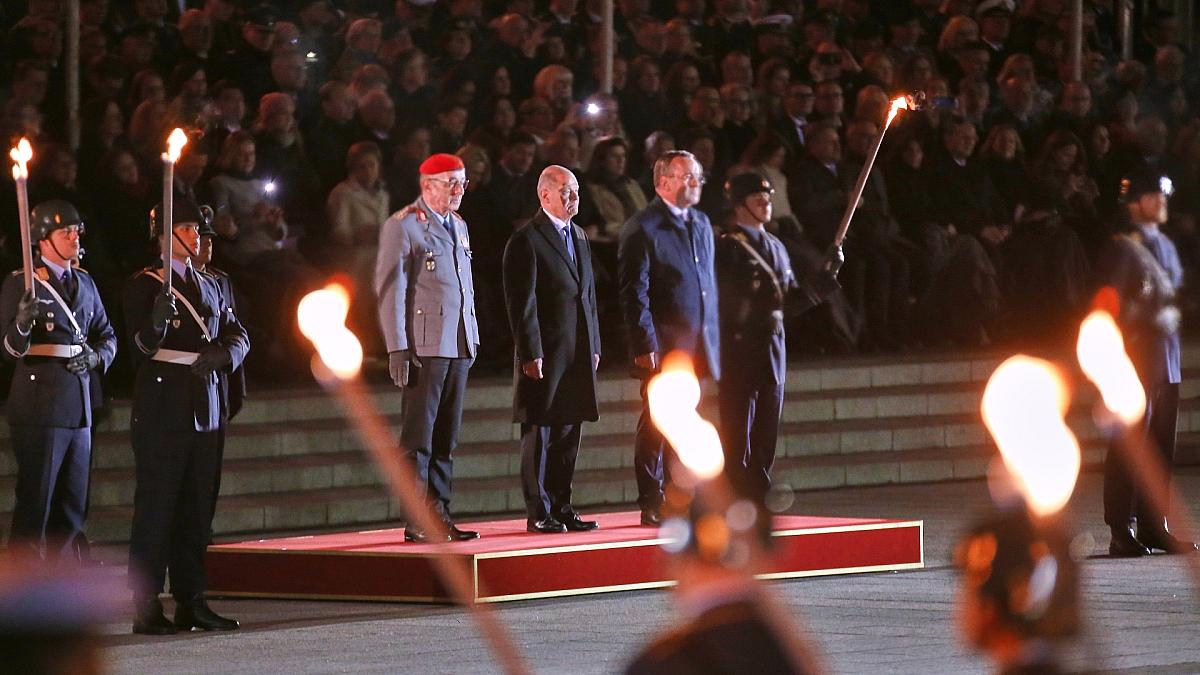 Scholz mit Großem Zapfenstreich verabschiedet
