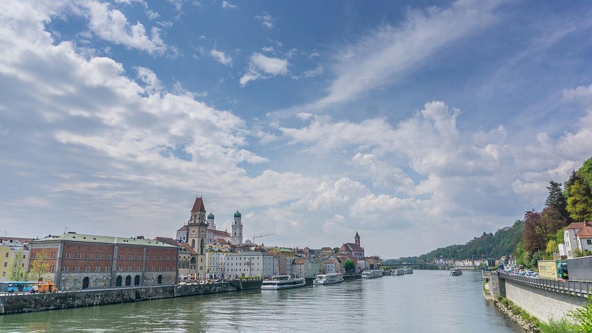 Auto erfasst in Passau mehrere Menschen