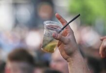 Gesundheitsminister fordern Verbot von begleitetem Alkoholkonsum