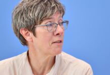 Kramp-Karrenbauer für schnelle Wehrpflicht und Taurus