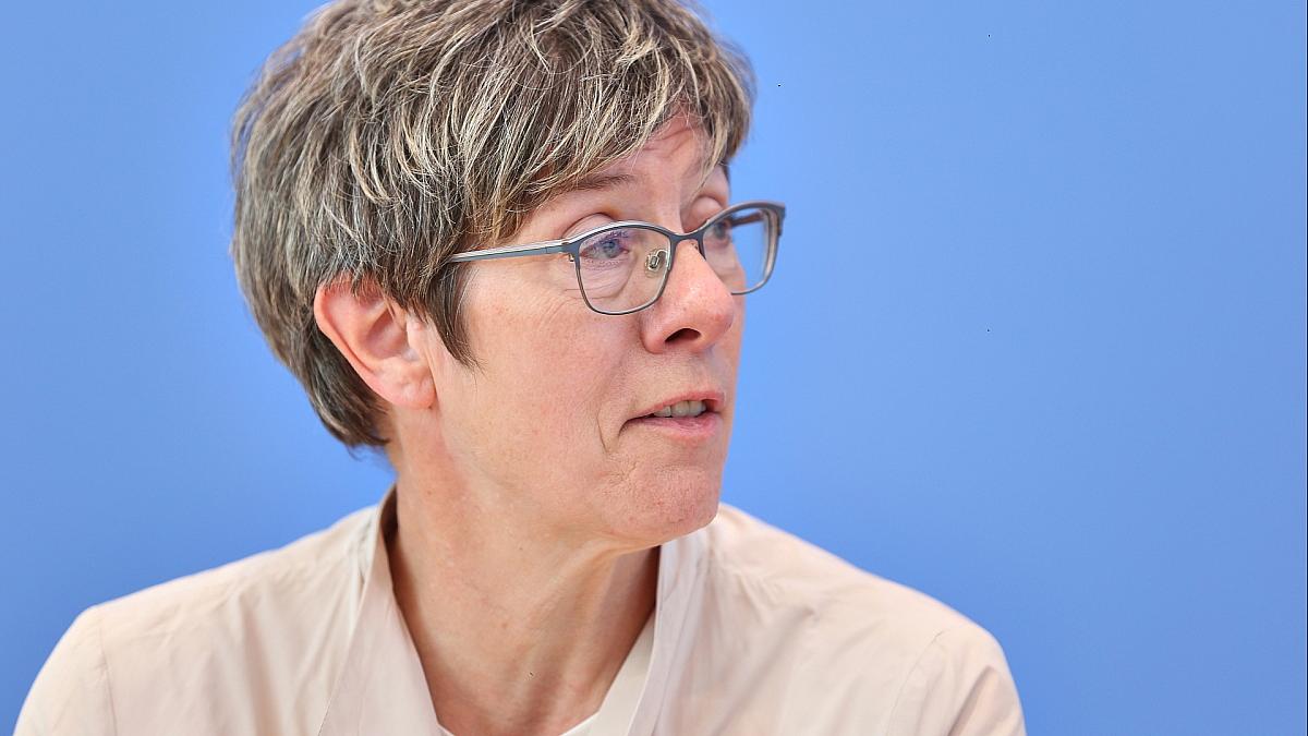 Kramp-Karrenbauer für schnelle Wehrpflicht und Taurus