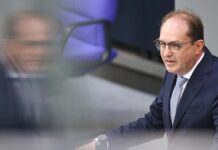 Dobrindt will Asylrecht im Grundgesetz nicht "infrage stellen"