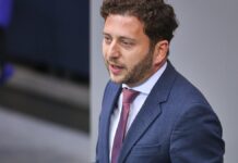 Banaszak will Klimaabgabe für Gaskonzerne und Klimasoli für Reiche