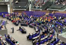 Klöckner verteidigt ihre Entscheidung gegen Regenbogenflaggen