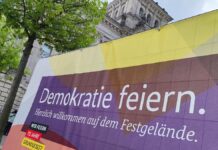 Umfrage: Vertrauen in Demokratie bröckelt