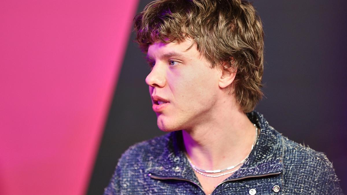 Alex Warren führt Single-Charts an - Zartmann auf Rang drei