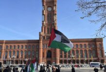 Berliner Linke für palästinensische Flagge vor Rotem Rathaus
