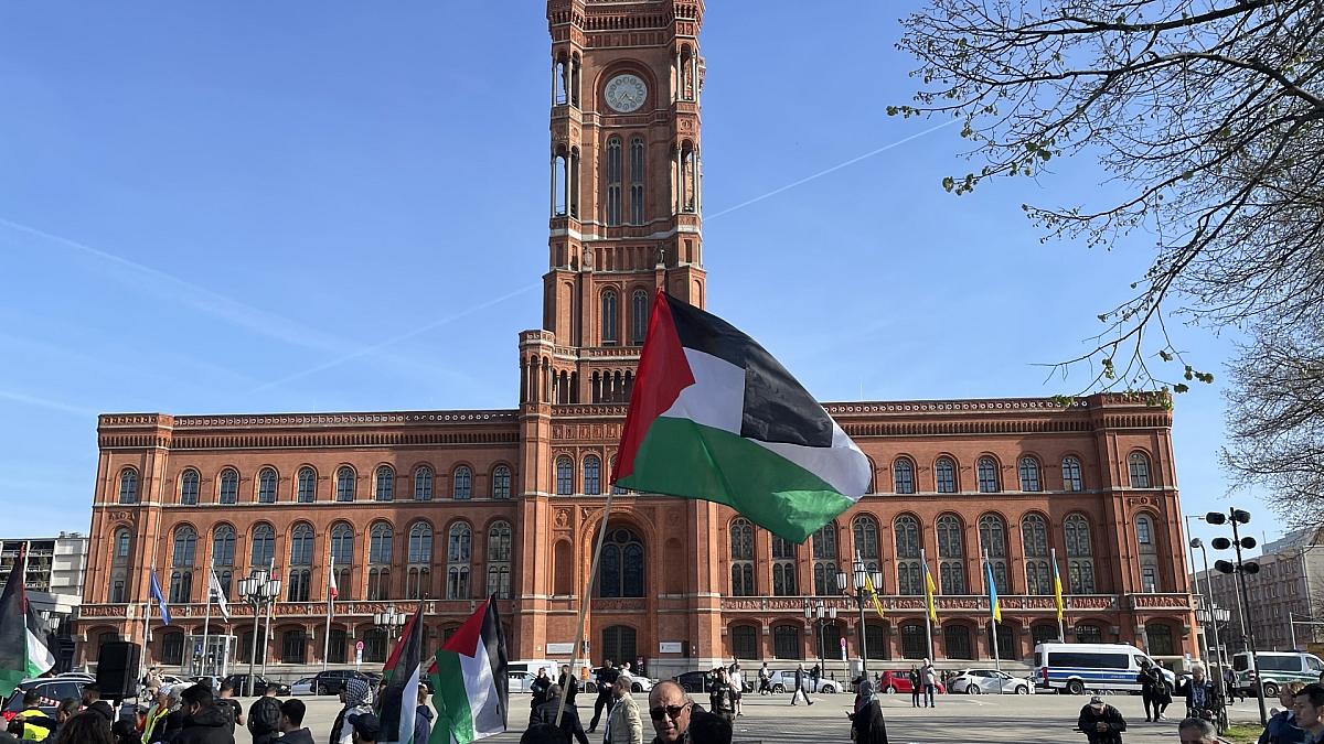 Berliner Linke für palästinensische Flagge vor Rotem Rathaus