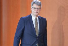 Verkehrsminister hält Zukunft von Bahnchef Lutz weiter offen