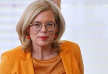 Klöckner weist Kritik an Regenbogenfahnen-Entscheidung zurück