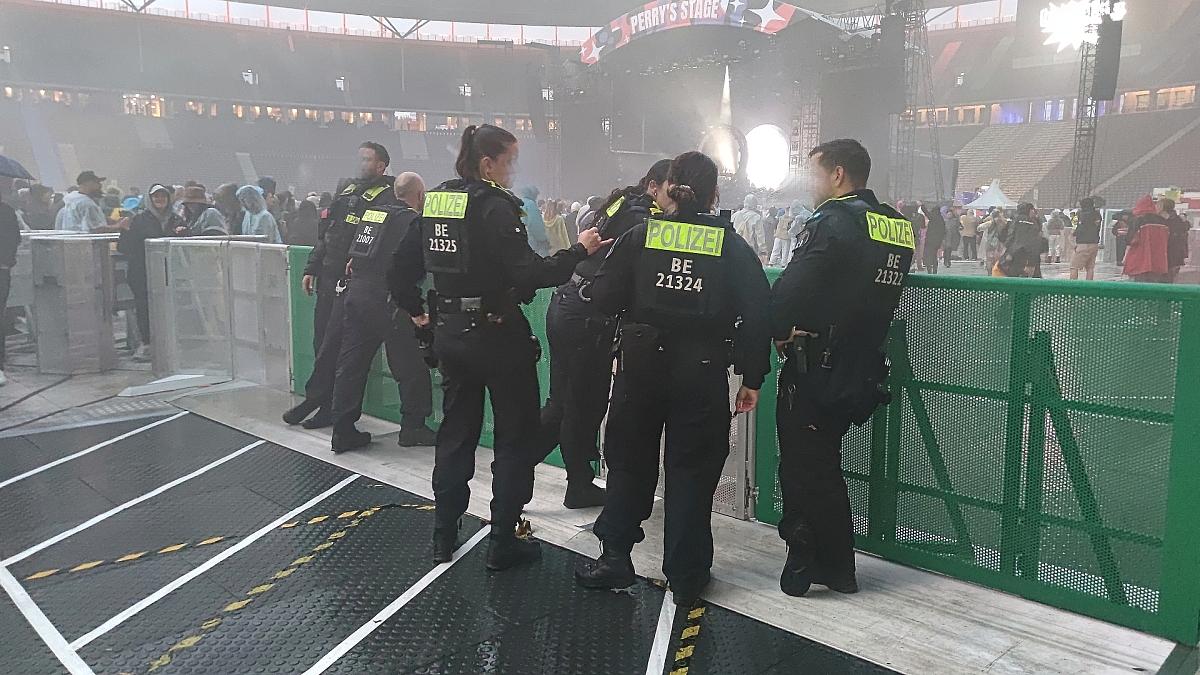 Berliner Polizei mit langem Partywochenende vorerst zufrieden