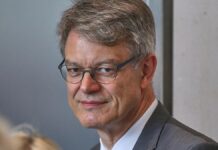 Schnieder will mit Reformen Bahn pünktlicher machen