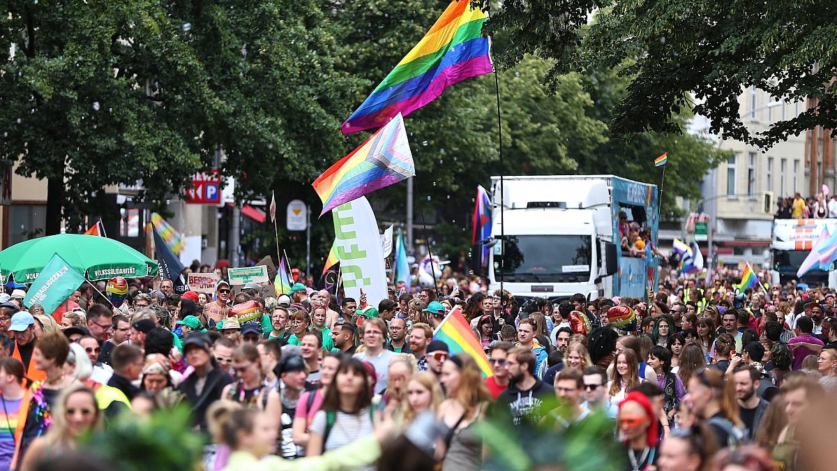 Hunderttausende bei Berliner CSD - Festnahmen bei Gegendemo