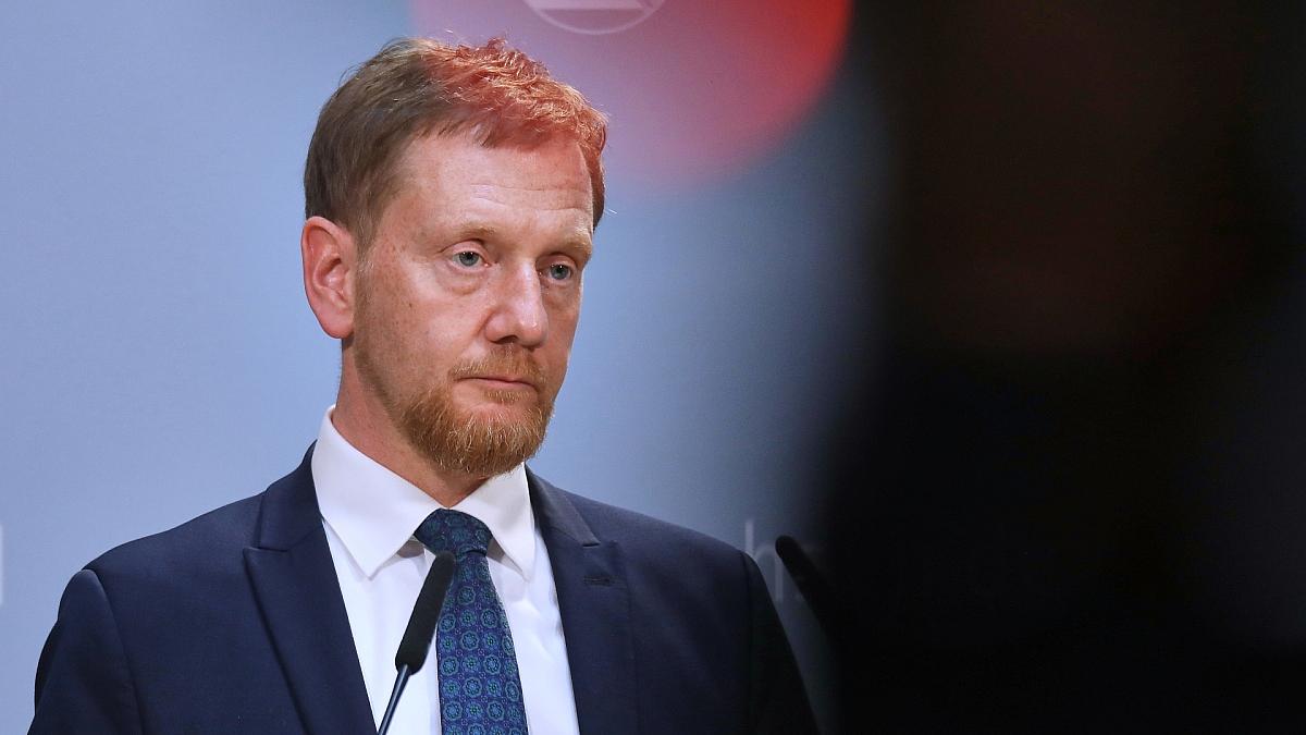 Kretschmer will Lohnfortzahlung bei Krankheit einschränken