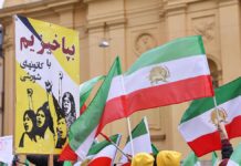 Angehörige iranischer Regime-Opfer fordern Maßnahmen gegen Teheran