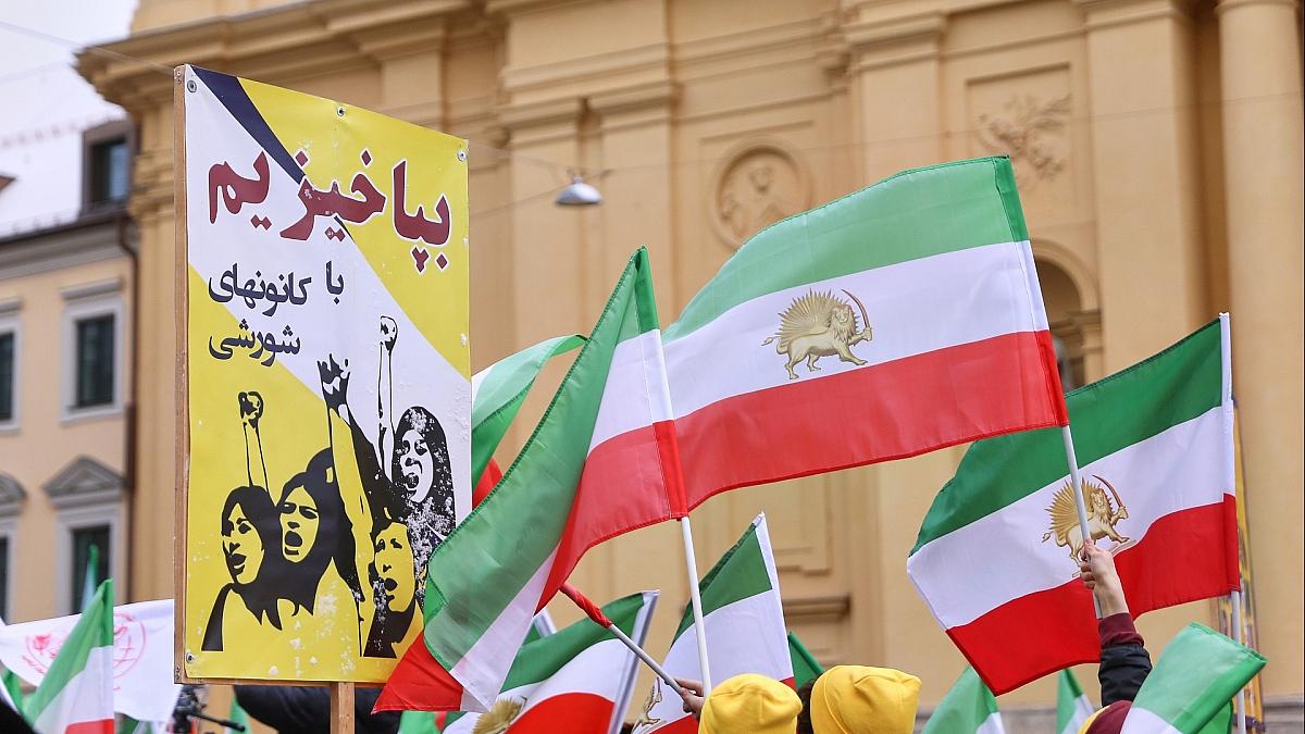 Angehörige iranischer Regime-Opfer fordern Maßnahmen gegen Teheran
